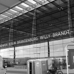 wikimedia-commons_256px-Flughafen_Willy_Brandt_(Schönefeld)_Eingang_bw