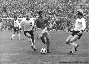 ADN-ZB-Mittelstädt-16.7.74-wen-München: X. Fußball-Weltmeisterschaft- Endspiel BRD gegen Niederlande 2:1 am 7.7.74- Johannes Cruyff (Niederlande, Mitte) setzt sich hier gegen die beiden BRD-Spieler Berti Vogts (2.von links) und Uli Hoeness (rechts) durch.