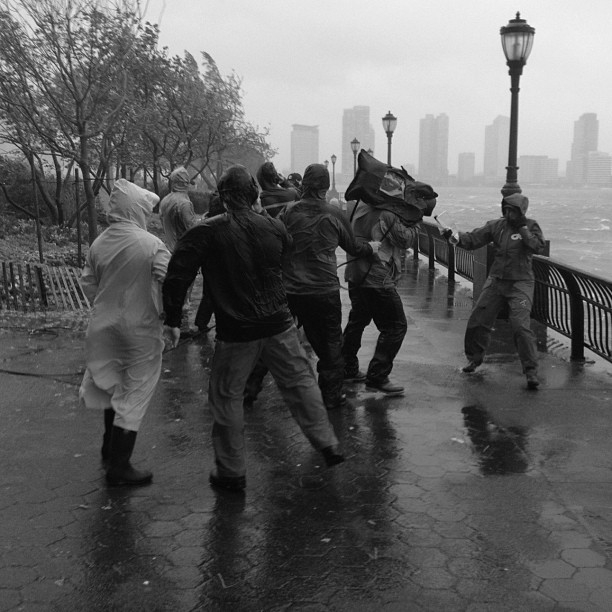 Supersturm Sandy trifft CNN Reporterin zum Interview_bw